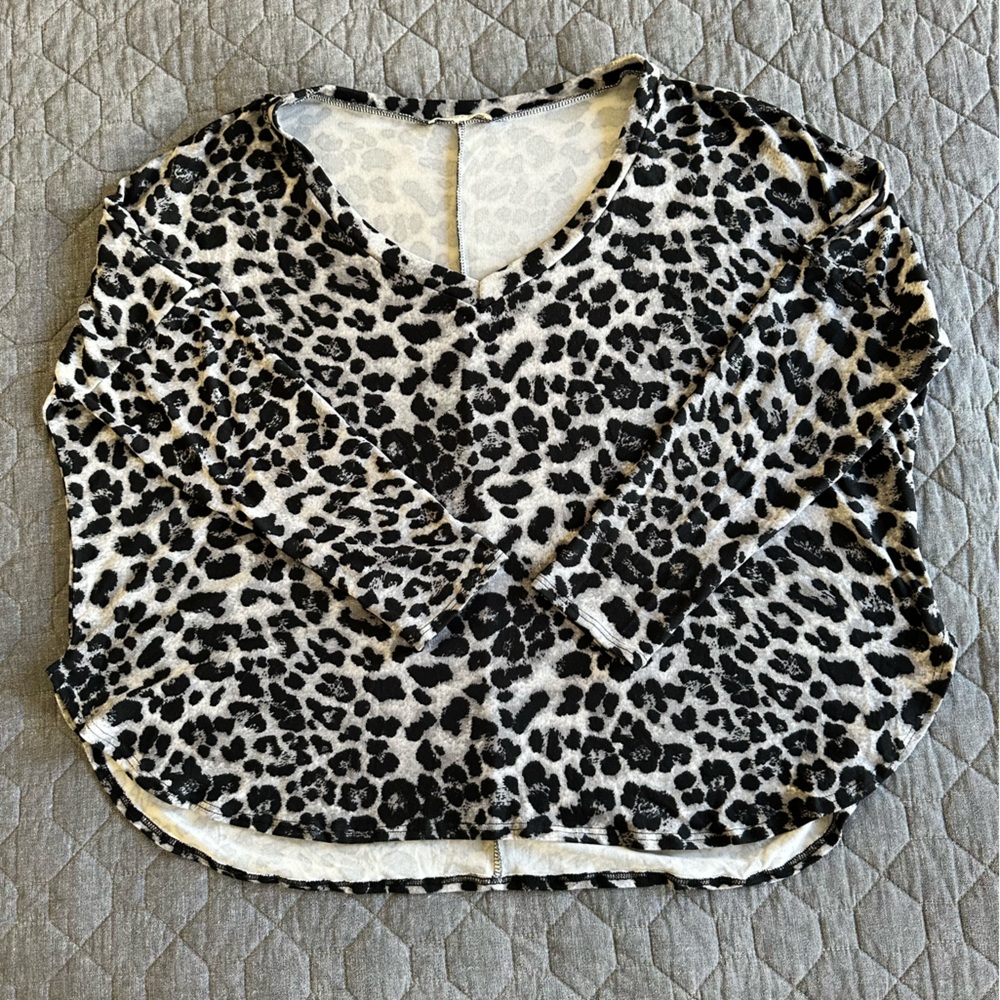 NWOT Sweet Lovely by Jen leopard print super soft fleecey top - size L
